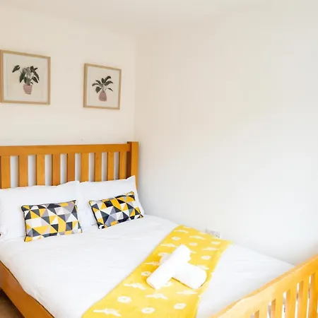 Large 5-bed 4-bath House 2 Min Walk To Shops M13 *
