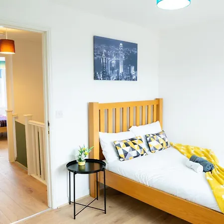 Holiday home Large 5-bed 4-bath House 2 Min Walk To Shops M13