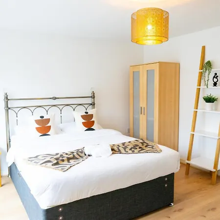Large 5-bed 4-bath House 2 Min Walk To Shops M13