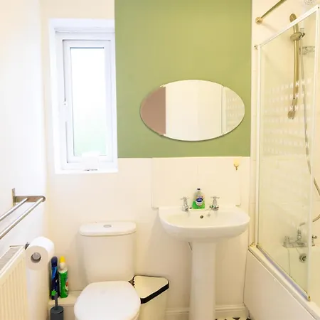 Large 5-bed 4-bath House 2 Min Walk To Shops M13