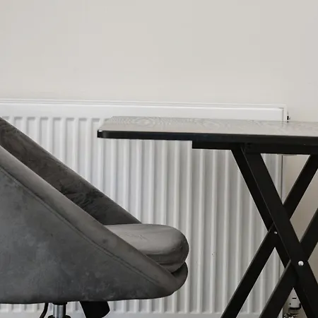 Spacious 6bd Retreat: Homely Comfort & Garden Manchester