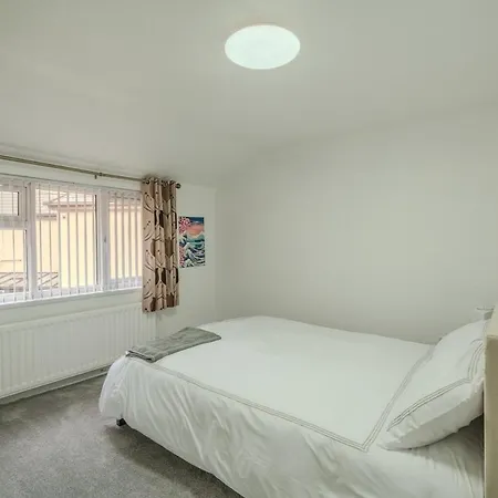 Modern 4-bed Retreat In Prestwich, Perfect For Weekend Getaways