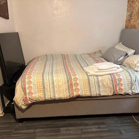 Female&family Single, Double And King Size With Shared Bathroom