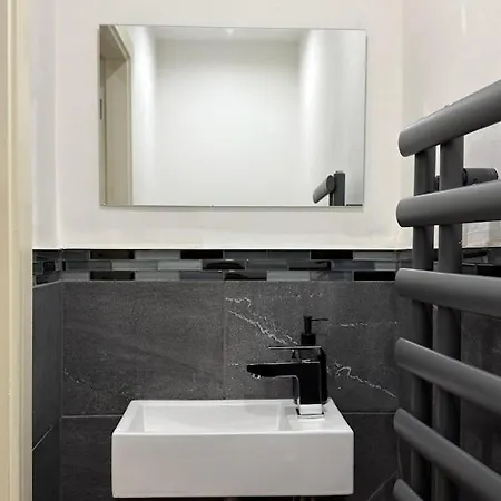 Home Near Etihad, Free Parking, Workplace & Garden 度假居 *