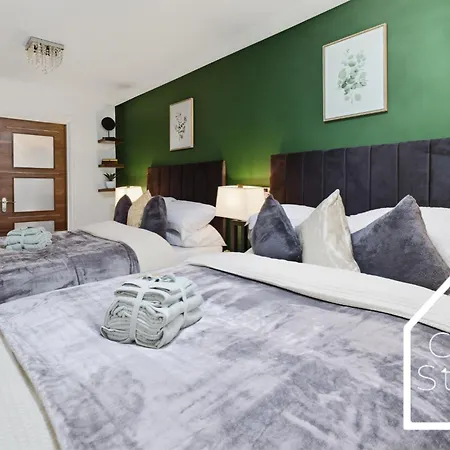 Dom wakacyjny Spacious 4 Bedroom House With Pool Table And Pac-man Games In The Centre *