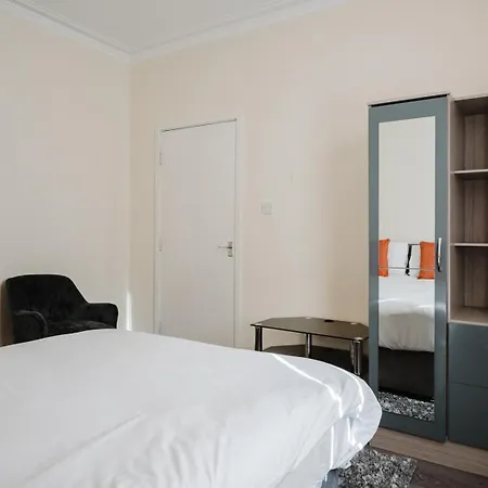 Spacious 6bd Retreat: Homely Comfort & Garden Nyaraló Manchester