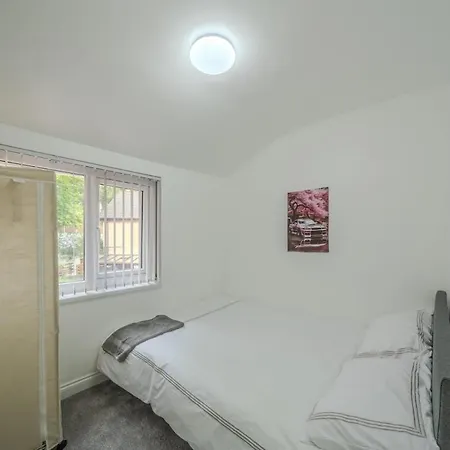 Modern 4-bed Retreat In Prestwich, Perfect For Weekend Getaways Μάντσεστερ