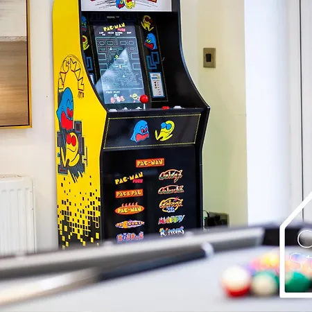 Holiday home Spacious 4 Bedroom House With Pool Table And Pac-man Games In The Centre