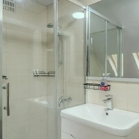 Modern 4-bed Retreat In Prestwich, Perfect For Weekend Getaways