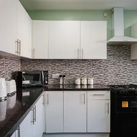 Spacious 6bd Retreat: Homely Comfort & Garden