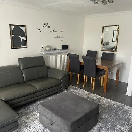 The Cosy Haven - 2 Bedroom House Гостевой дом 3*