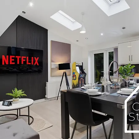 Dom wakacyjny Spacious 4 Bedroom House With Pool Table And Pac-man Games In The Centre *