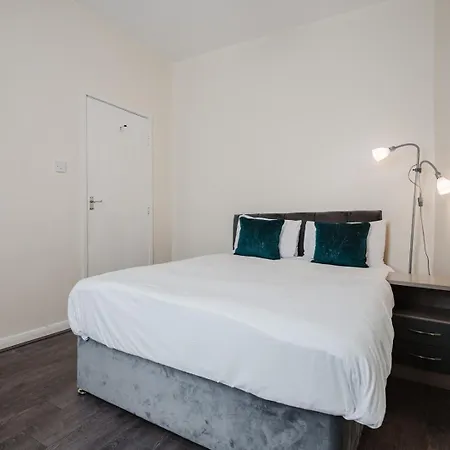Spacious 6bd Retreat: Homely Comfort & Garden