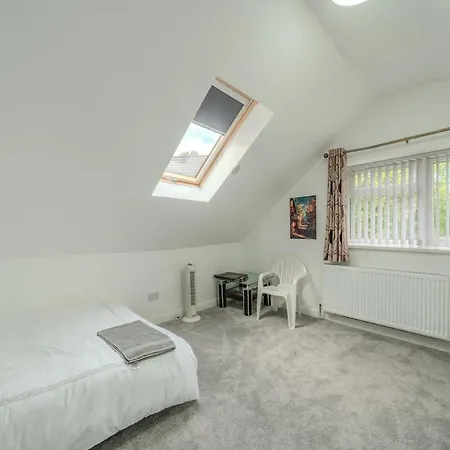 Modern 4-bed Retreat In Prestwich, Perfect For Weekend Getaways