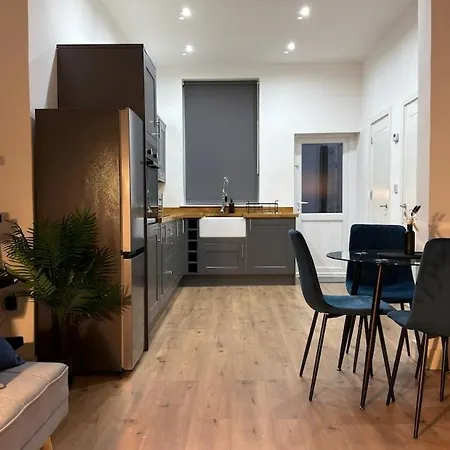 Casa de Férias Home-from-home Near Etihad, Garden & Free Parking