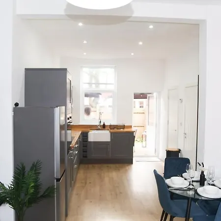 Home Near Etihad, Free Parking, Workplace & Garden 度假居 *