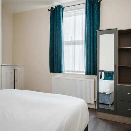 Spacious 6bd Retreat: Homely Comfort & Garden * Manchester