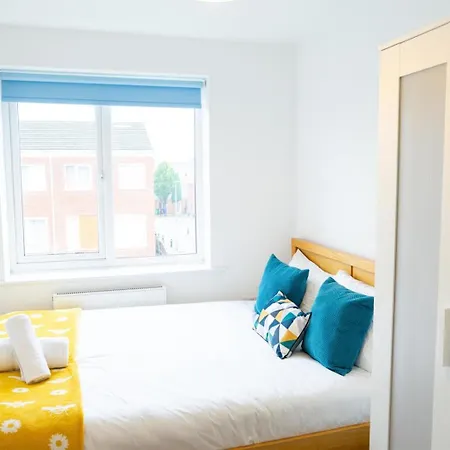 Large 5-bed 4-bath House 2 Min Walk To Shops M13 Holiday home