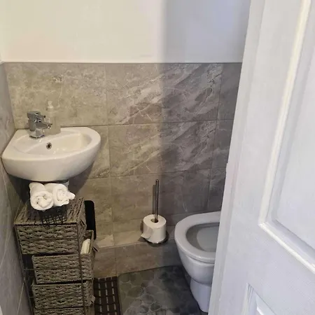 Sleeps 5 - Free Parking - Near Airport & *