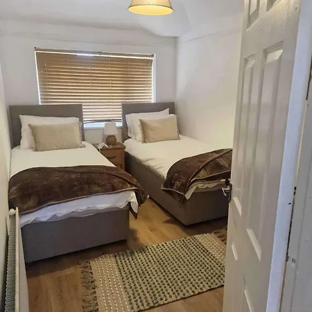 Cosy Manchester 3-Bed House With Parking Sleeps 5 *