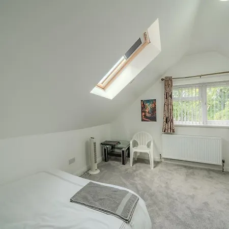 Modern 4-bed Retreat In Prestwich, Perfect For Weekend Getaways بيت للعطل مانشستر