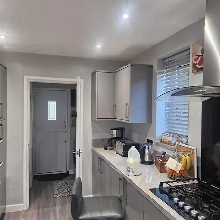 בית נופש Sleeps 5 - Free Parking - Near Airport &