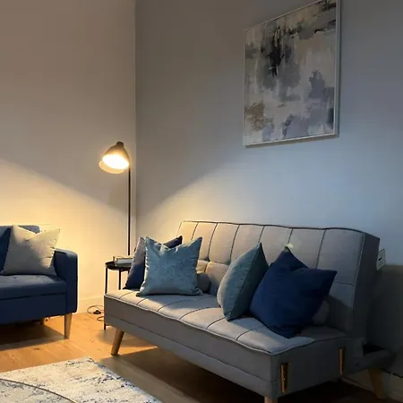 Nyaraló Near Etihad, Free Parking, Workplace & Garden