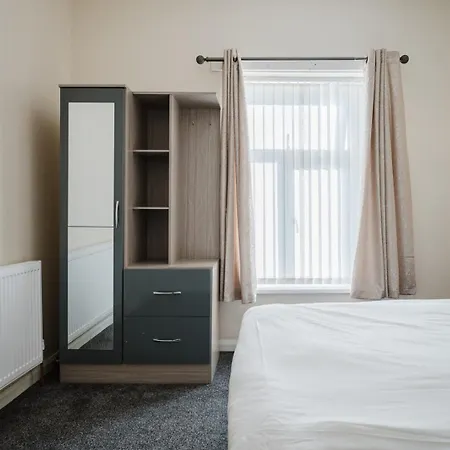 Spacious 6bd Retreat: Homely Comfort & Garden * マンチェスター
