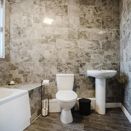 Spacious 6bd Retreat: Homely Comfort & Garden Nyaraló *