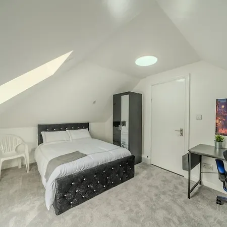 Modern 4-bed Retreat In Prestwich, Perfect For Weekend Getaways بيت للعطل مانشستر