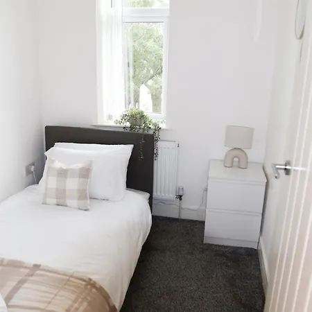 Casa de Férias Home-from-home Near Etihad, Garden & Free Parking Manchester