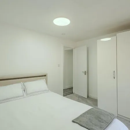 Hébergement de vacances Modern 4-bed Retreat In Prestwich, Perfect For Weekend Getaways Manchester