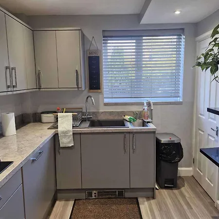Cosy Manchester 3-Bed House With Parking Sleeps 5
