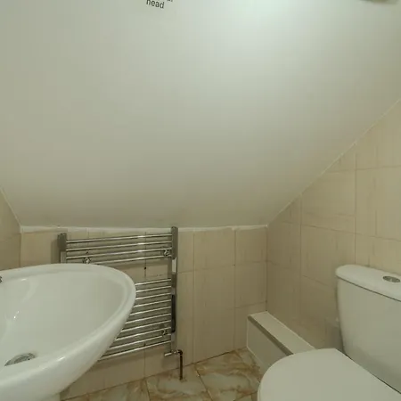 Modern 4-bed Retreat In Prestwich, Perfect For Weekend Getaways