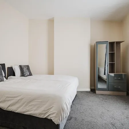 Spacious 6bd Retreat: Homely Comfort & Garden Manchester