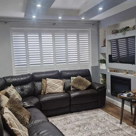 Cosy Manchester 3-Bed House With Parking Sleeps 5 *