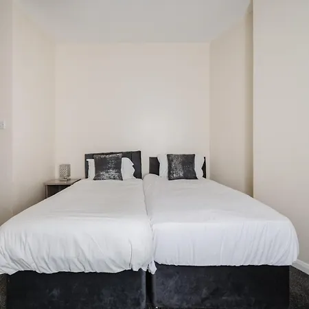 別荘 Spacious 6bd Retreat: Homely Comfort & Garden *