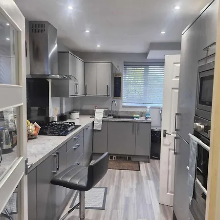 בית נופש Sleeps 5 - Free Parking - Near Airport & *