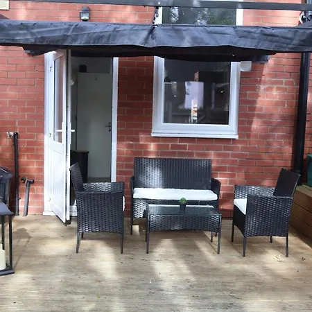 Home Near Etihad, Free Parking, Workplace & Garden *