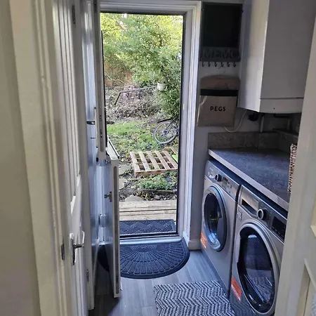 בית נופש Sleeps 5 - Free Parking - Near Airport & *