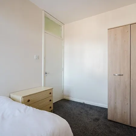 Nyaraló Spacious 6bd Retreat: Homely Comfort & Garden