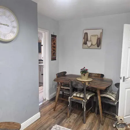 Sleeps 5 - Free Parking - Near Airport & בית נופש מנצ'סטר