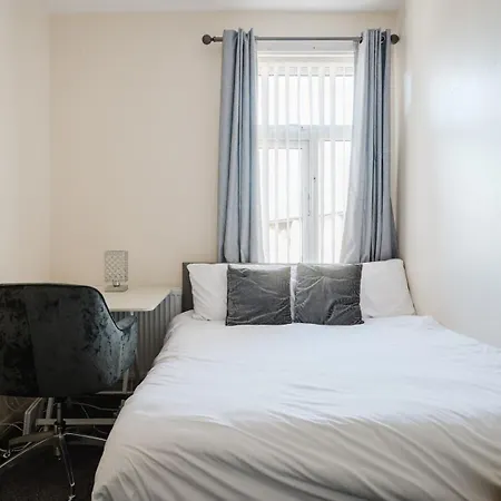Spacious 6bd Retreat: Homely Comfort & Garden