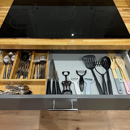 Home Near Etihad, Free Parking, Workplace & Garden 度假居 *