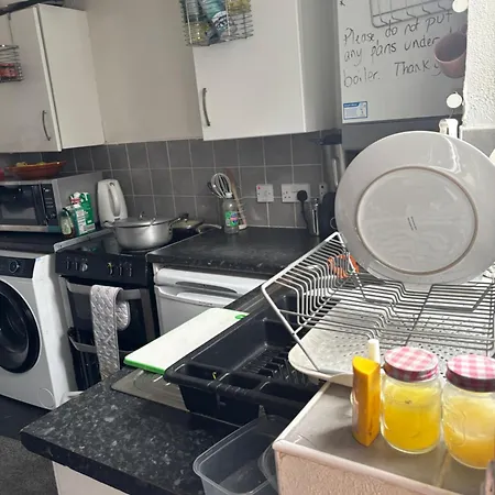 Female&family Single, Double And King Size With Shared Bathroom *