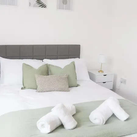 Home Near Etihad, Free Parking, Workplace & Garden