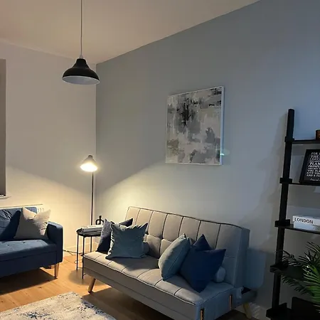 度假居 Home Near Etihad, Free Parking, Workplace & Garden *