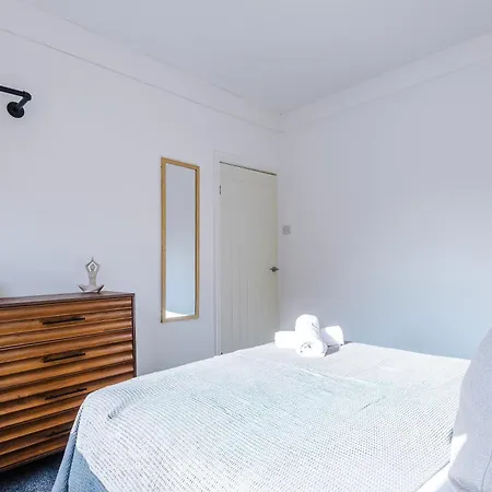 Stylish 3 Bedroom - Free Parking, Smart Tv, Sleeps 8