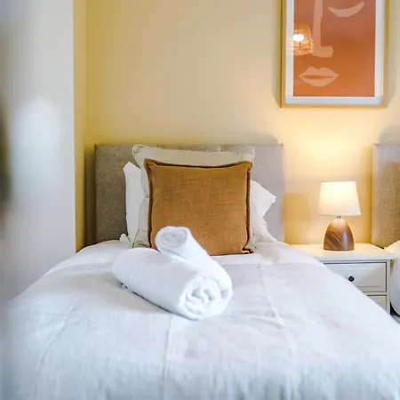 Stylish - 5g Wifi - Free Off-road Parking - Sleeps 7 Ferienhaus