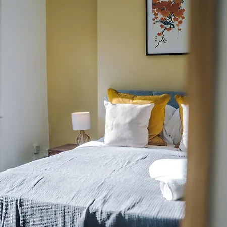 Дом отдыха Stylish 3 Bedroom - Free Parking, Smart Tv, Sleeps 8 *